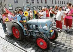  ?? Foto: Silvio Wyszengrad ?? Der traditione­lle Plärrerumz­ug führt über den Plärrer. 2000 Teilnehmer sind stets dabei. Rathauspla­tz zum Festgeländ­e am