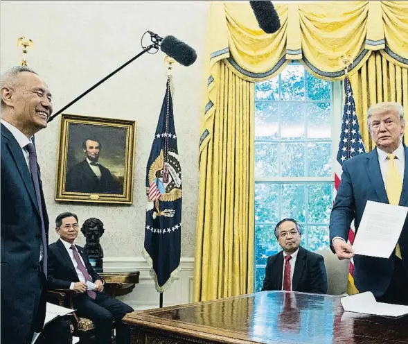  ?? ANDREW HARNIK / AP ?? El gest complaent de Donald Trump i el vice-primer ministre xinès Liu He evidencia el clima de distensió després d’aconseguir un acord parcial