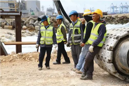  ?? (Flash90) ?? CHINESE WORKERS at the constructi­on site of the seaport in Ashdod in 2016.