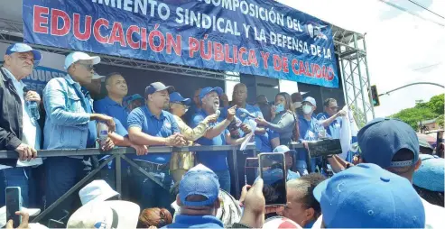  ?? FÉLIX DE LA CRUZ ?? Miles de maestros se concentran para prorestar frente al Ministerio de Educación.