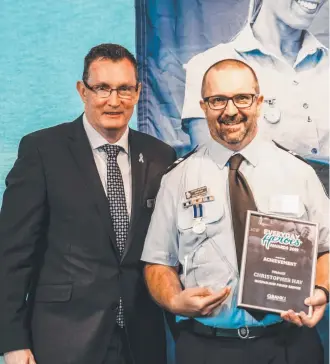  ?? Picture: Contribute­d ?? HONOUR: QBANK CEO Mike Currie (left) with Senior Constable Chris Hay.