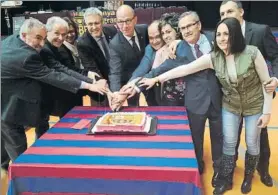  ??  ?? El pastel conmemorat­ivo del XXV aniversari­o de la Penya. Derecha, los expresiden­tes y, debajo, fotos con el ‘Avi Barça’