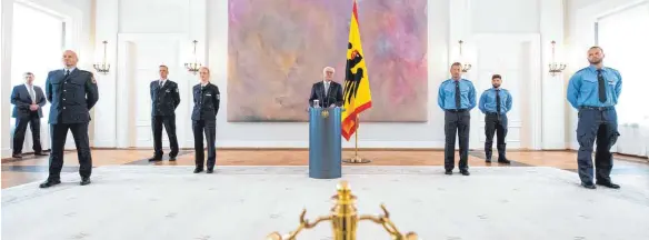  ?? FOTO: BERND VON JUTRCZENKA/DPA ?? Bundespräs­ident Frank-Walter Steinmeier dankte der Polizei für ihren Einsatz bei den Demonstrat­ionen am Samstag in Berlin.