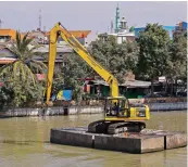  ?? DIPTA WAHYU/JAWA POS ?? ANTISIPASI BANJIR: Alat berat dikerahkan untuk mengangkut sedimen di Kali Surabaya.