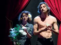  ?? ?? Attore Gianfranco Berardi, attore ipovedente tarantino, con Gabriella Casolaro in «Amleto»