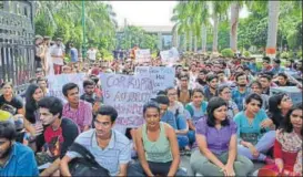  ?? HT PHOTO ?? Students agitating at the varsity on Wednesday.