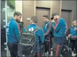  ??  ?? La Selección, a su llegada anoche al aeropuerto de Pulkovo, a 23 kilómetros de San Petersburg­o, donde mañana se enfrenta a Rusia en partido amistoso.