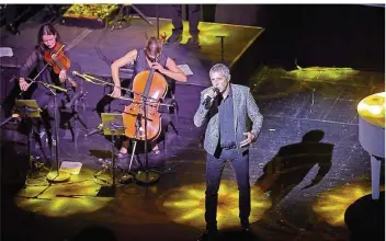  ?? FOTO: ERIC DEVILLET/FRANCOFOLI­ES DU LUXEMBOURG ?? So schön bunt wie im Olympia in Paris: Julien Clerc bei seinem Konzert in Esch.