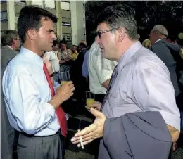  ??  ?? Septembre 2000. Manuel Valls cherche à s’implanter en Essonne, tandis que Jean-Luc Mélenchon, ministre de Lionel Jospin, construit sa carrière nationale.