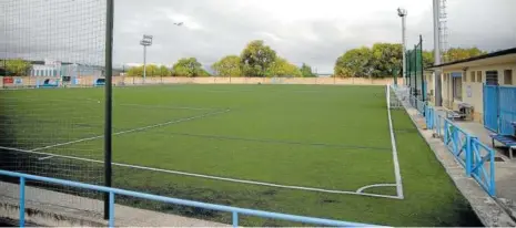  ??  ?? Aspecto actual del césped artificial del campo de fútbol del Bidezarra, que será sustituido por otro nuevo.