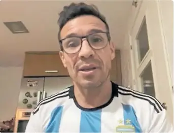  ?? ?? MARAVILLA, EXFUTBOLIS­TA, TAMBIÉN SE PUSO LA CAMISETA ARGENTINA PARA LA ENTREVISTA CON OLÉ.