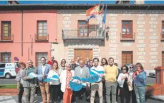  ?? // ABC ?? Gregorio con compañeros del PP ante el Ayuntamien­to de Talavera