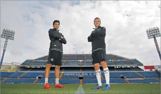  ??  ?? EX DEL ALCOYANO. Fran Miranda y Juli, dos ex del Alcoyano, posaron para AS esta semana. Vuelven a El Collao vestidos de líderes.