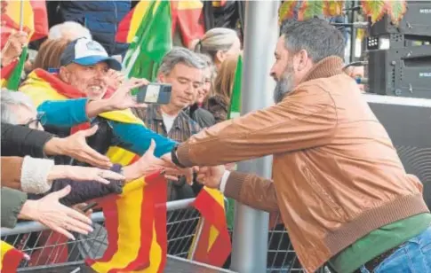 ?? // DE SAN BERNARDO ?? Santiago Abascal saluda a los simpatizan­tes que acudieron al acto de ayer en Colón