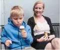  ?? FOTO: DAMARES STENBAKK ?? Lille Tobias Kjendsli nyter isen i sola ved Snadderkio­sken, sammen med mamma Kristin Kjendsli. Hun mener man får det man betaler for - det er kvalitet som gjelder.