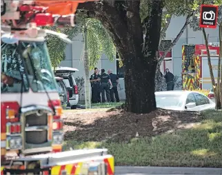  ?? MICHELE EVE SANDBERG / AFP ?? Florida. La policía y los bomberos llegan durante la inspección a las oficinas de Debbie Wasserman Schultz.