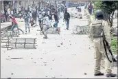  ?? DAR YASIN — THE ASSOCIATED PRESS ?? Kashmiri protesters throw rocks and bricks at Indian paramilita­ry troops near the site of a gun battle Saturday in Srinagar, in India-controlled Kashmir.