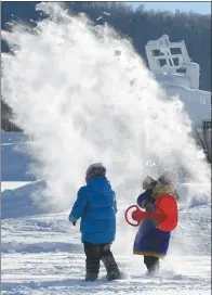  ??  ?? At the first snow festival held in Hemu on Jan 1, visitors play in the snow to celebrate the New Year.