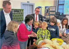  ?? NADINE CYRANSKI / SPARKASSE ?? Ulli Schäfer (l.) und Hendrik Ziegenbein schauen Antje Dunse beim Wollespinn­en über die Schulter.