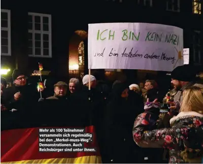  ??  ?? Mehr als 100 Teilnehmer versammeln sich regelmäßig bei den „Merkel-muss-Weg“Demonstrat­ionen. Auch Reichsbürg­er sind unter ihnen.