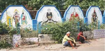  ?? Nilima Pathak/Gulf News ?? A compound wall painted with Chinese graffiti in Kolkata’s China Town.