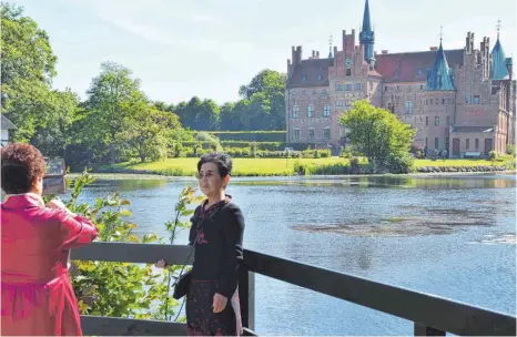  ?? FOTOS: CHRISTINE KING ?? Das mächtige Schloss Egeskov steht neben der Stadt Odense auf dem Tagesplan für die Skandinavi­enreiserou­te der Asiaten.