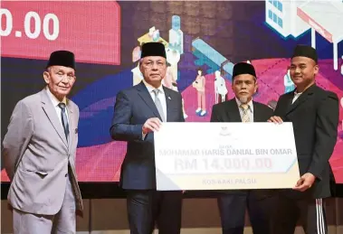  ??  ?? Donation celebratio­n: Hasni (second from left) at the Johor Islamic Religious Council Zakat handing over ceremony, at the Holiday Villa Hotel, Johor Baru.