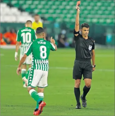  ??  ?? El colegiado extremeño Gil Manzano muestra la roja a Nabil Fekir antes del final de la primera mitad.