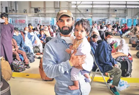  ?? FOTOS: ARNE BENSIEK ?? Zubair Hakimi und seine Tochter warten auf dem Luftwaffen­stützpunkt Ramstein in Hangar 5 auf ihren Abflug in die USA .