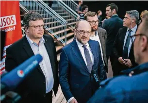  ??  ?? 18. August: SPD-Kanzlerkan­didat Martin Schulz (M.) unterstütz­t Andreas Rimkus (l.) und Philipp Tacer im Wahlkampf und spricht im Open-Air-Kino zu jungen Wählern.