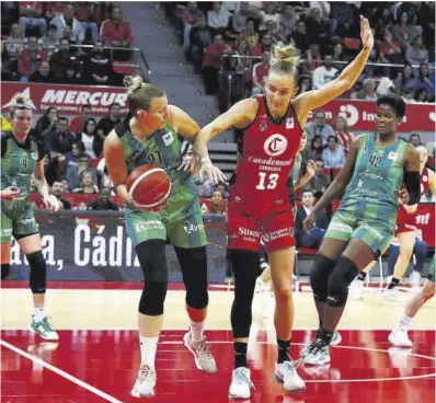  ?? Jaime Galindo ?? Fiebich y Burani pugnan por el balón durante el partido de ayer.