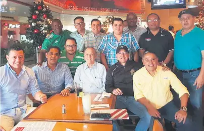  ??  ?? ENTRENADOR. Chelato posa con sus amigos en la celebració­n de su cumpleaños. El último equipo que dirigióChe­lato fue la UPN cuando estos estaban en la segunda división en la temporada 2012-113.