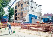  ??  ?? El edificio ubicado en Concepción Béistegui y Yacatas, en la delegación Benito Juárez, y que colapsó el 19-S, empezó a ser demolido ayer.