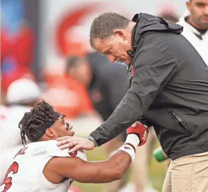  ?? VINCENT CARCHIETTA/USA TODAY SPORTS ?? Rutgers coach Greg Schiano speaks with defensive back Shaquan Loyal before a game against Miami at Yankee Stadium last season.