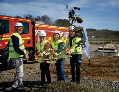  ?? BILD: JOANNA SVENSSON ?? Morgan Börjesson (KD), Ann-charlotte Stenkil (M), Hanna Netterberg (M) och Johan Hutor från Henrik Anderssons Byggnads AB tar första spadtaget till den nya räddningss­tationen i Skällinge.