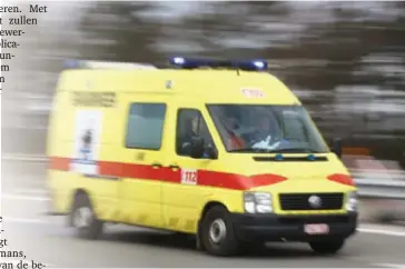  ?? FOTO BELGA ?? Een ambulance rijdt richting Zaventem op 22 maart 2016.