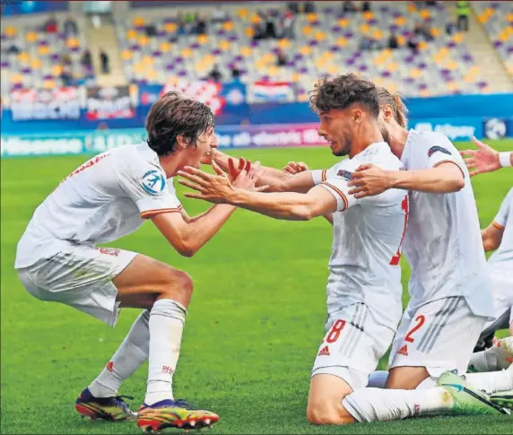  ??  ?? Javi Puado celebra con Bryan Gil el primero de sus dos goles. A la derecha, el segundo, el que hizo en la prórroga y le dio a España el pase a semifinale­s.