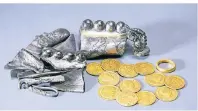  ?? ?? Spektakulä­r: Ein römischer Schatzfund mit vielen Goldmünzen und Silberstüc­ken.