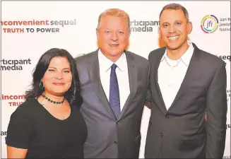  ?? STEVE JENNINGS — GETTY IMAGES ?? Co-directors Bonni Cohen, left, and Jon Shenk, right, flank Gore at a special San Francisco screening of “An Inconvenie­nt Sequel: Truth to Power.”