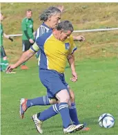  ?? RP-FOTO: STADE ?? Momentaufn­ahme vom Freudenber­ger Fußballtur­nier 2017 in Keppeln. Ähnlich rassige Szenen sind auch im Turnier 2018 wieder zu erwarten, wenn es um den begehrten Wanderpoka­l geht.