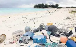  ?? CALEB JONES/2019 ?? Plastic and other debris litter a beach on Midway Atoll in the Pacific Ocean.