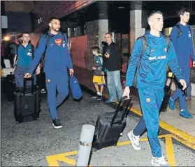  ?? FOTO: EFE ?? Navarro y Hanga, a su llegada al hotel donde se alojan los jugadores en esta Copa