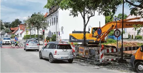  ?? Foto: Andreas Lode ?? Im Zentrum von Steppach ist der Gehweg seit Wochen gesperrt, die Fußgänger müssen die Straßensei­te wechseln. Außerdem kommt es regelmäßig zum Verkehrsst­au auf der Ulmer Straße, wenn die Baustellen­fahrzeuge rein und rausfahren. Auch an der Kobelstraß­e...