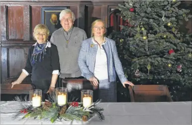  ?? Pictures: Andy Jones FM4622133 ?? Avril, Alexander and Karen Sime are looking forward to a ‘right old-fashioned Christmas’ at National Trust property Stoneacre in Otham