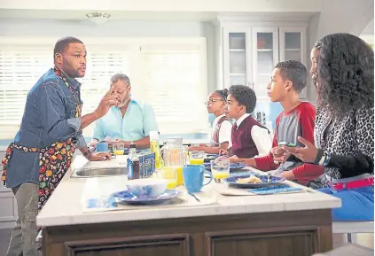  ?? imdb ?? Papá, abuelo y niños comparten el desayuno en Black-ish