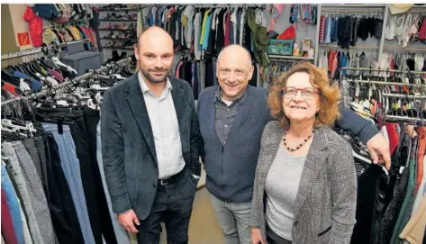  ?? FOTO: BECKERBRED­EL ?? Lukas Münninghof­f, Stefan Ziegler und Irmtraud Molitor (von links) im Dudweiler Sozialkauf­haus „Der andere Laden“.