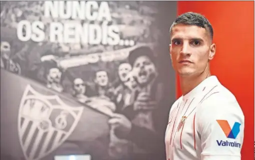  ??  ?? Erik Lamela posa en el Ramón Sánchez-Pizjuán con su nueva camiseta.