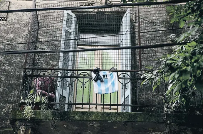  ?? TOMAS CUESTA / GETTY ?? Una samarreta de la selecció argentina amb el dorsal 10 de Maradona llueix endolada al balcó d’un habitatge del barri de La Boca, a Buenos Aires