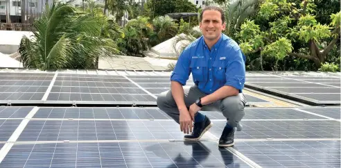  ?? EDWARD ROUSTAND ?? Con la instalació­n de paneles solares, Grullón afirma que se ahorra hasta un 70% en la tarifa de energía eléctrica.