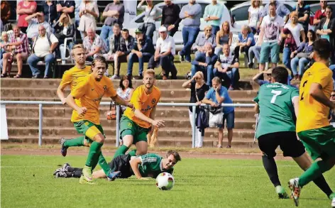  ?? ARCHIV: FRANZ-HEINRICH BUSCH SEN ?? Beim Burgpokal 2016 feierte Gastgeber TuRa Brüggen mit dem Einzug in das Finale gegen den SV Straelen zwar den größten Erfolg in der Vereinsges­chichte, hatte aber bei der anschließe­nden 1:6-Niederlage so wie der hier am Boden liegende Dominik Doebrick...